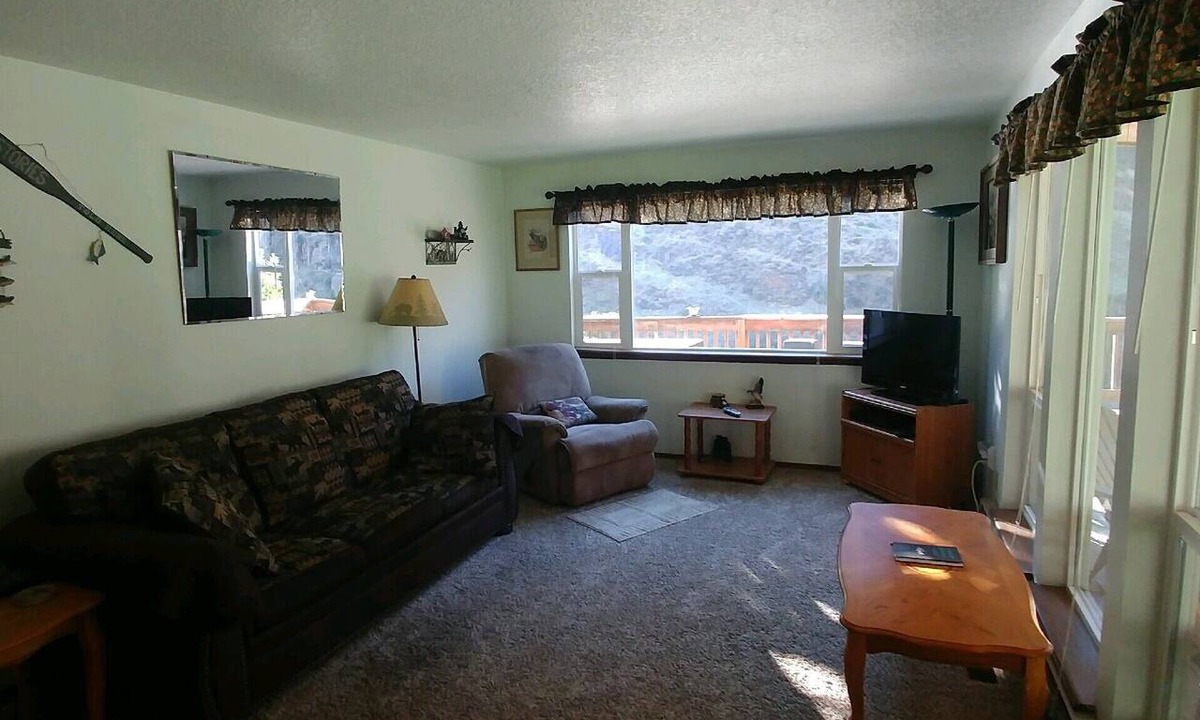 Riggins House | Perfect Riverfront Getaway!