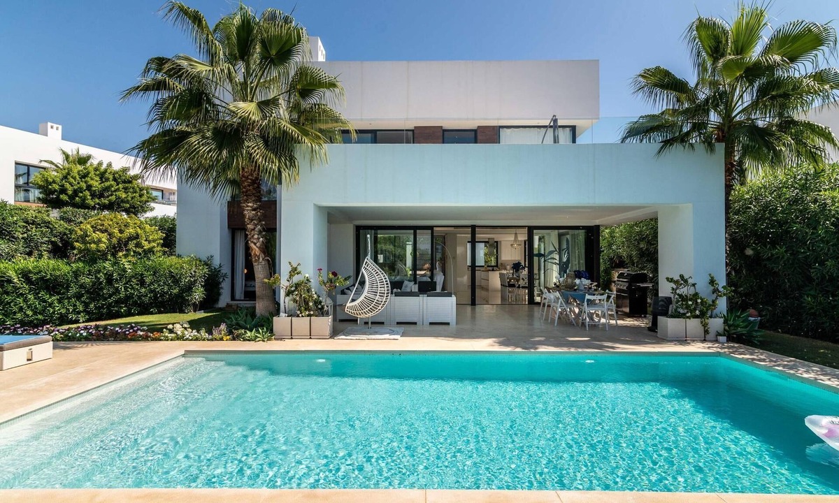 El Paraiso Villa | Remarkable 5 BDRM Villa Heated POOL & GYM