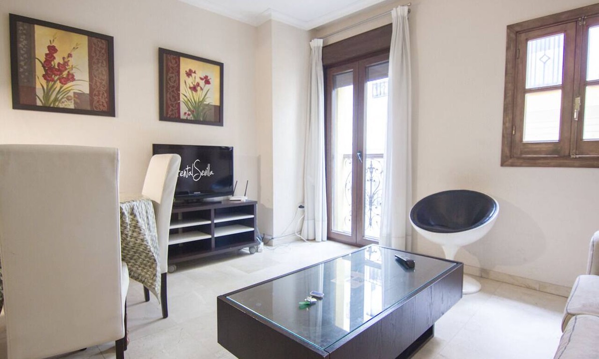 San Bartolome Apartment | RentalSevilla Bright Apartment in Santa Cruz Neighborhood