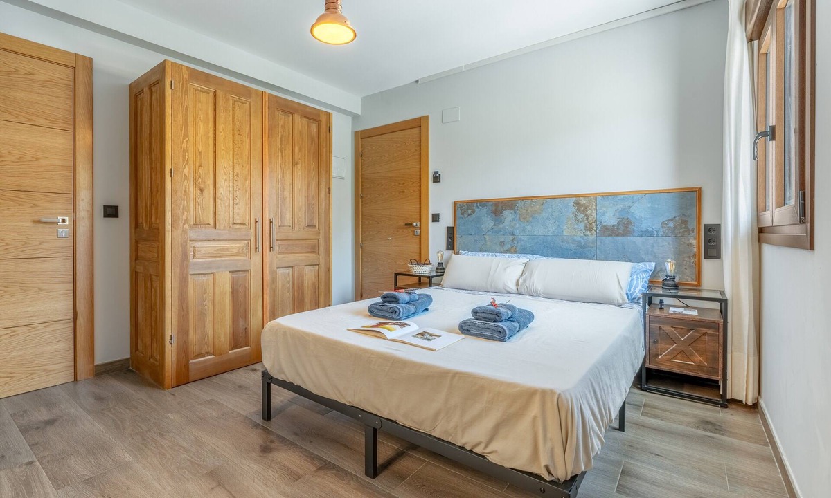 Murchas Apartment | Room 'La Boheme 3' with Mountain View, Wi-Fi and Air Conditioning