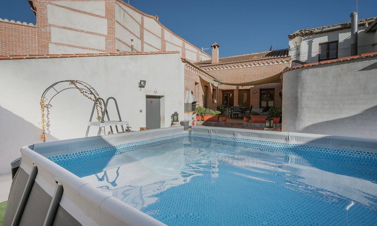 Madrigal de las Altas Torres House | Rural House 'La Real Herrería' in Ávila with Private Pool, Garden, and Wi-Fi