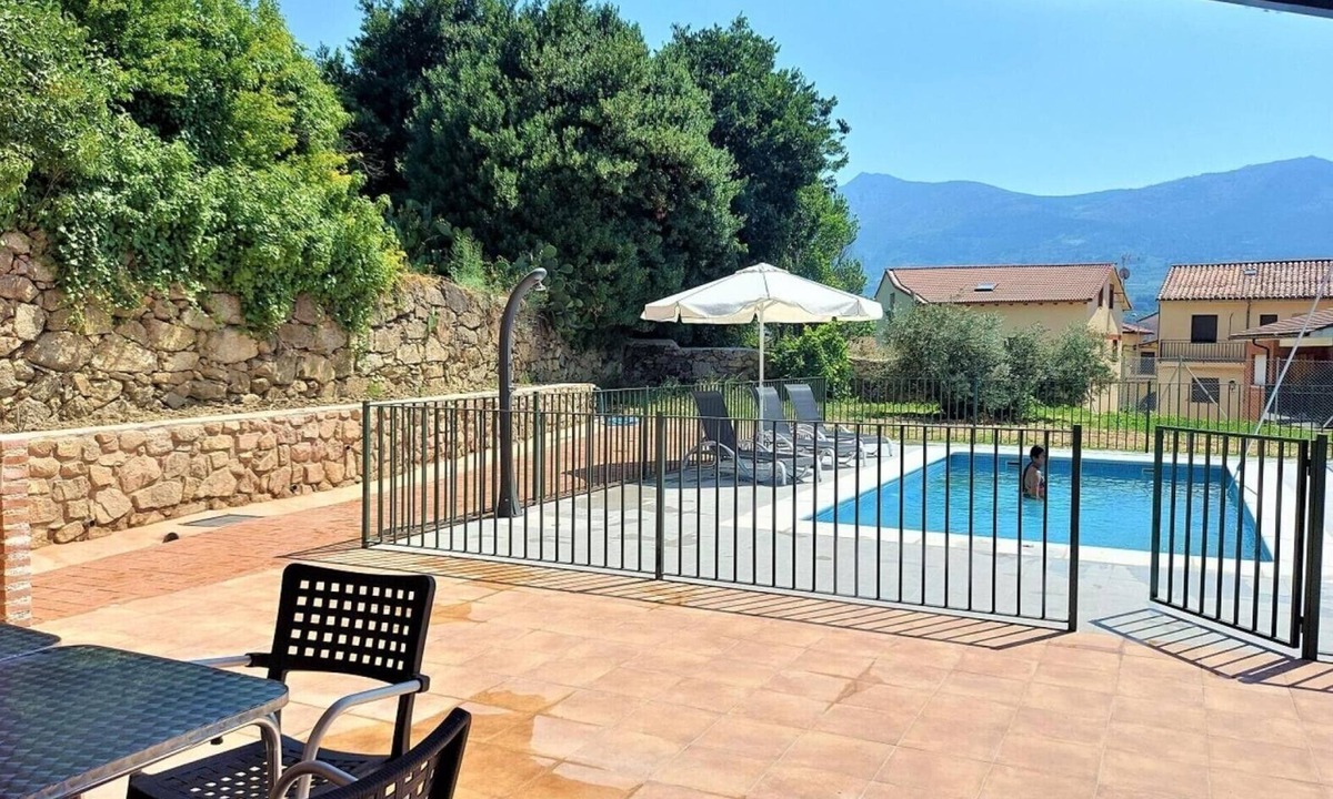 Mombeltran House | Rural House 'Casa Rural El Barranco' with Mountain Views, Private Pool and Private Terrace