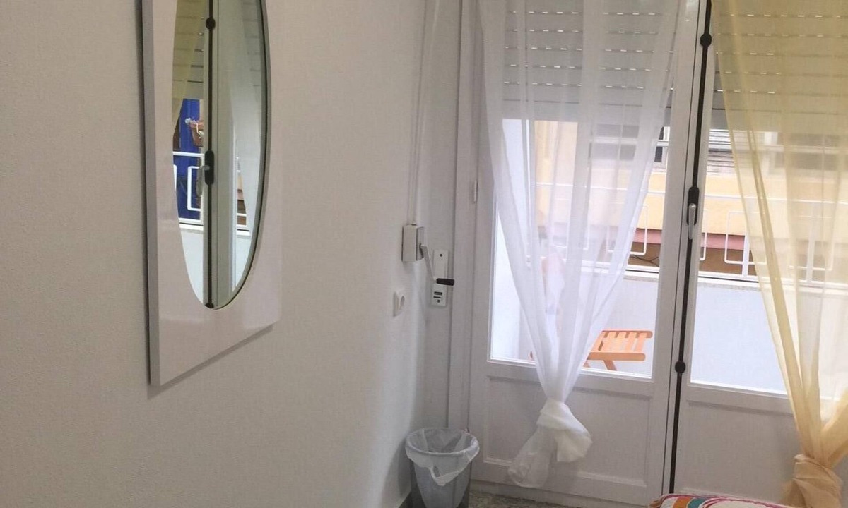 San Anton Apartment | (S1)-Bright modern 3 Bedroom Flat City Centre beach 10-12 minutes walk