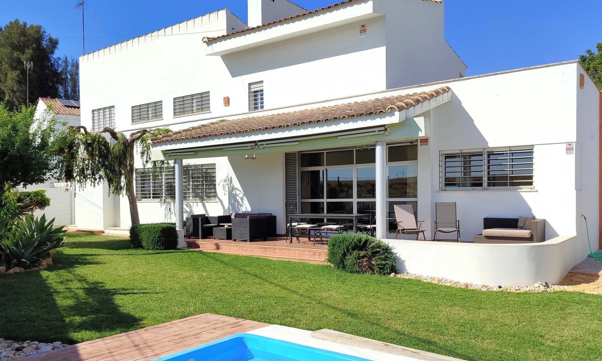 Dos Hermanas Villa | Sevilla de Lujo, live the city with views of the countryside and the sunset.