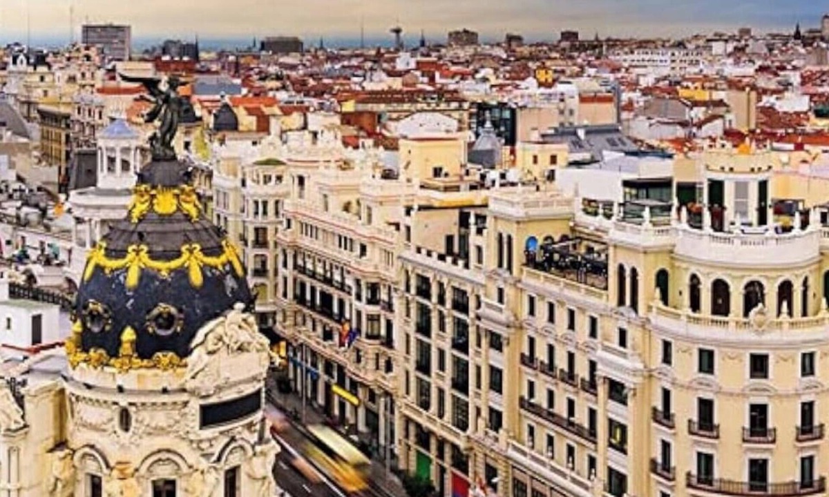 Atocha Apartment | Sophisticated 3-Bedroom Retreat on Paseo de Santa María de la Cabeza