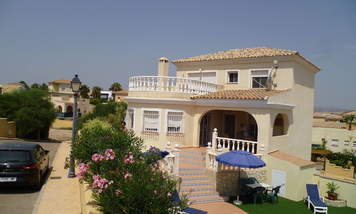 La Parata Villa | Spacious 3 bedroom modern family friendly villa+pool.