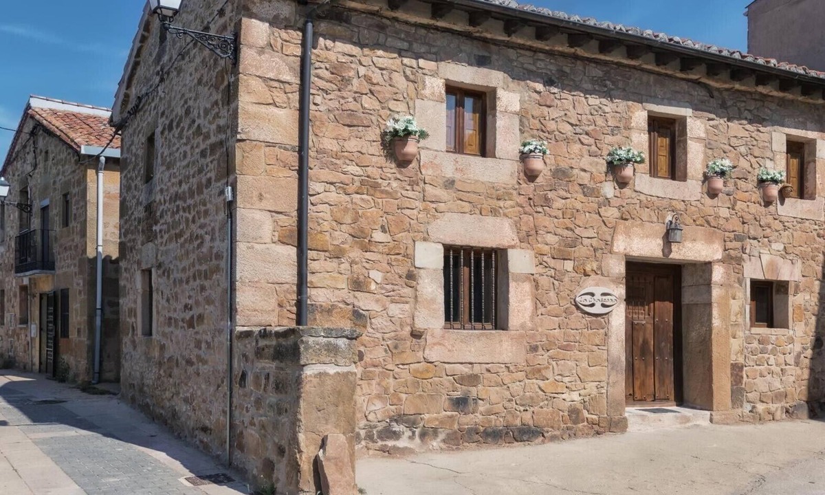 Ocenilla House | Spacious Country House 'La Chascona' - Pine Forests, Mountain Views and Rural Charm