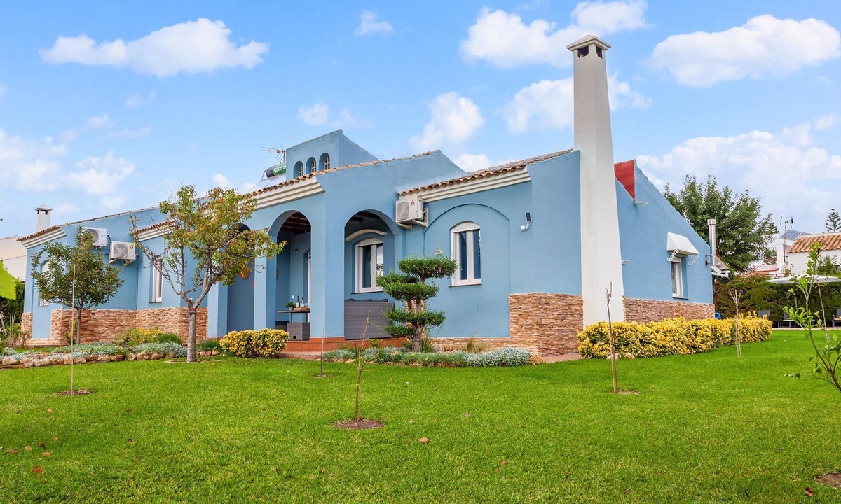 Aljaraque House | Spend an unforgettable vacation in this quaint and cozy cottage with pool.
