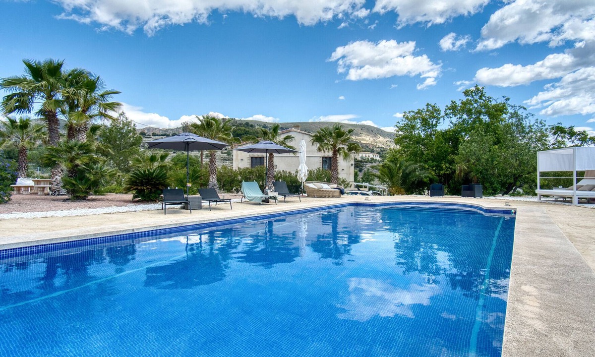 Jijona Apartment | Studio Apartment 'La Luna' with Mountain View, Wi-Fi and Air Conditioning