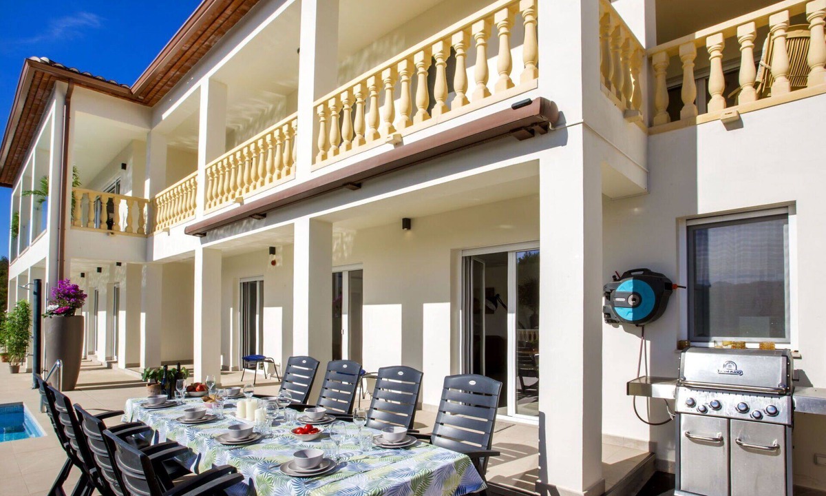 Alcalali Villa | Stunning private villa with WIFI, private pool, A/C, TV, patio, pets allowed and panoramic view