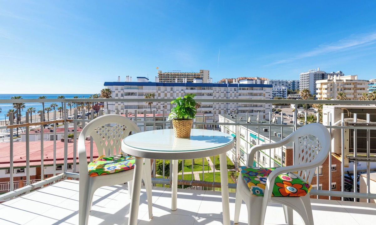 Torrequebrada Apartment | Sunny Seaside Studio with Balcony, A/C & Sea View