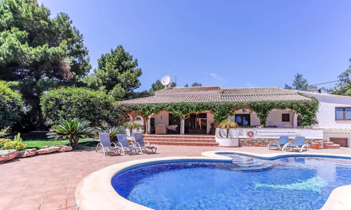 Jesus Pobre Villa | Super king beds, A/C, pergola with fridge & sink