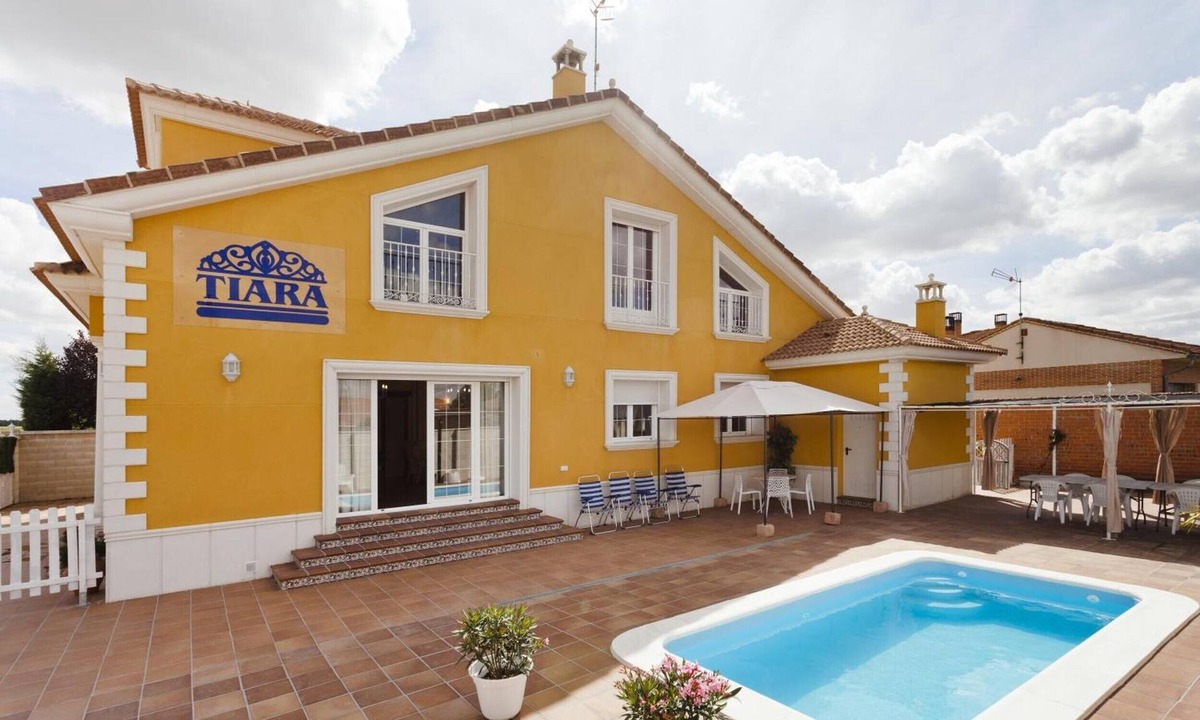 Nava de la Asuncion House | Tiara Vacaciones – Spacious Group Villa with Pool near Segovia