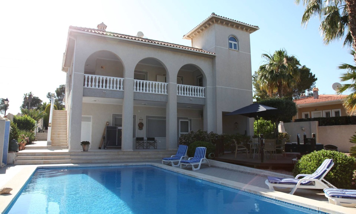 Orihuela Costa Villa | Tranquil and spacious villa, convenient location 3-5 mins' walk to all amenities