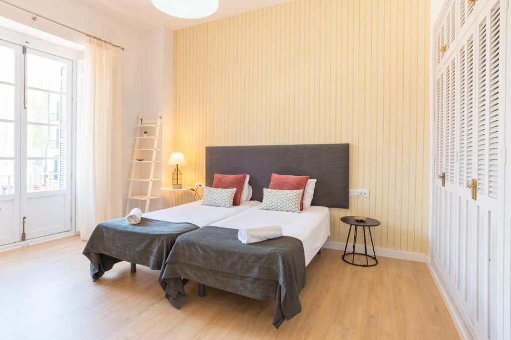 La Merced Apartment | Urbe10 Plaza de la Merced 3 bedroom apartment