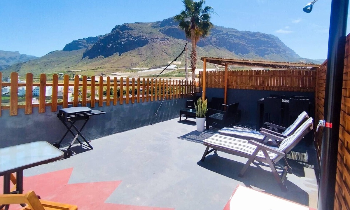 El Pinillo House | Vacation Home 'La Casa De Yakelin' with Mountain View, Private Terrace and Wi-Fi