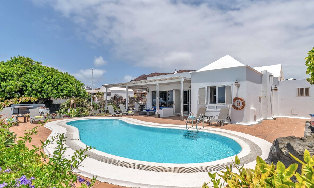 Playa Blanca Villa | Vacation Apartment 'La Casita' with Sea View, Wi-Fi and Air Conditioning