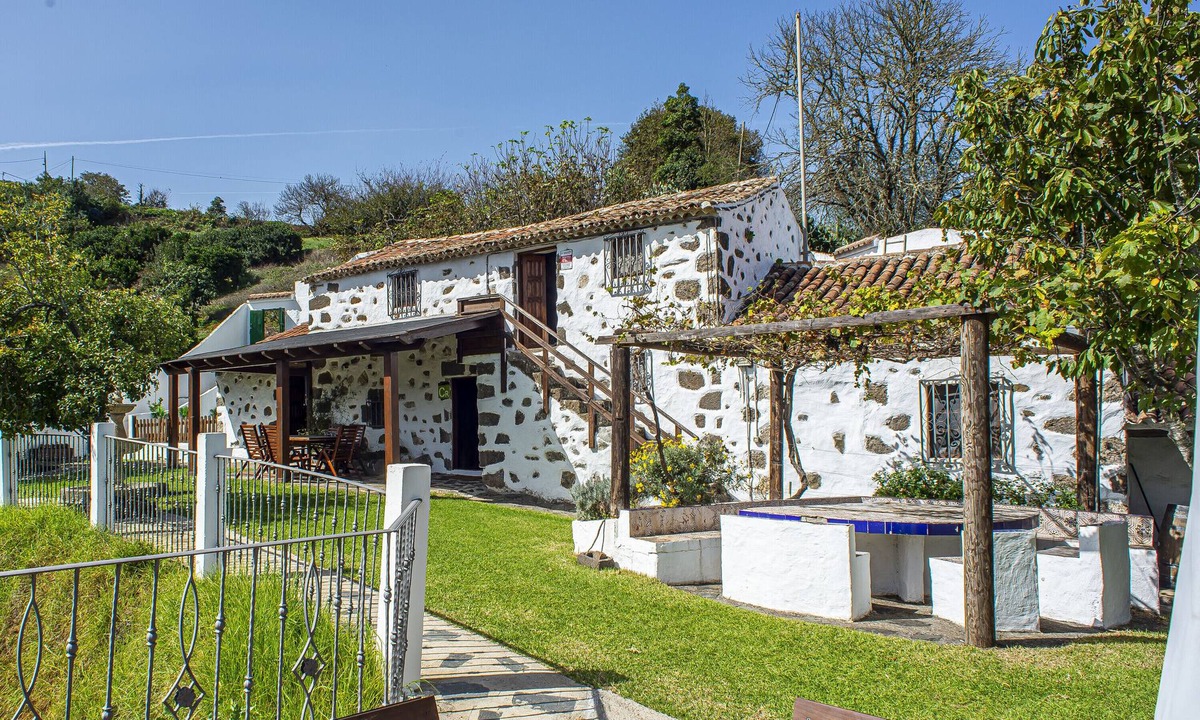Moya House | Vacation Home 'Casa Rural El Majano' with Mountain View, Private Pool and Wi-Fi