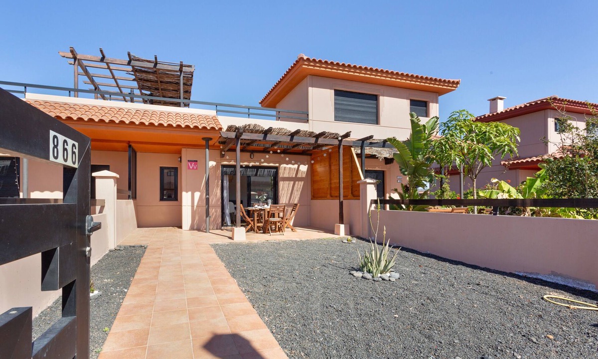 La Oliva House | Vacation Home 'Sweet Home Majanicho' with Sea View, Shared Pool and Wi-Fi