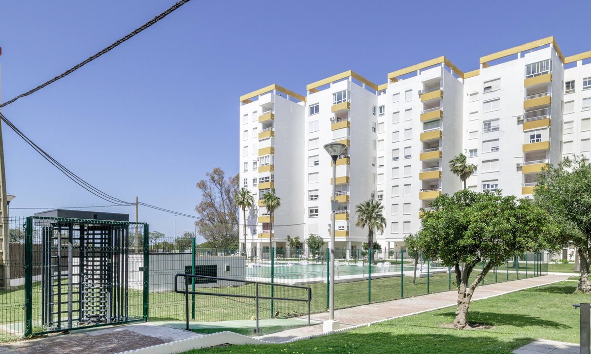 Valdelagrana Apartment | Valdelagrana Beach & Pool Apartment with Shared Pool, Private Terrace, and Wi-Fi