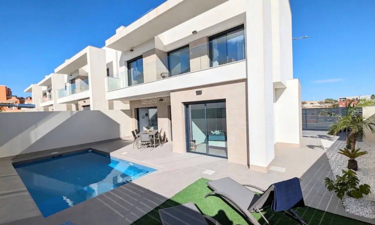Los Montesinos House | Villa 'Amplia Esquinera Con Piscina' with Private Pool, Wi-Fi and Air Conditioning