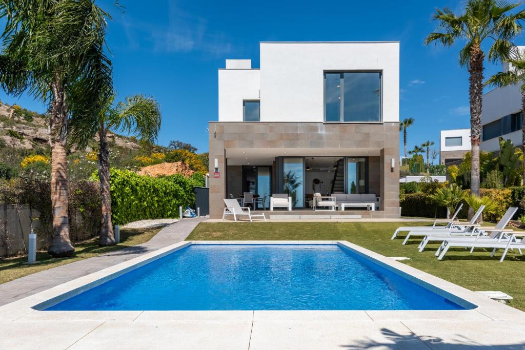 Manilva Apartment | Villa Bahia de Las Rocas 4BR with private pool