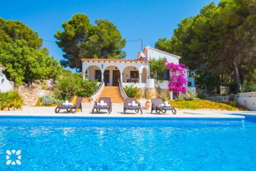 Urbanitzacio la Fustera Villa | Villa California by Abahana Villas