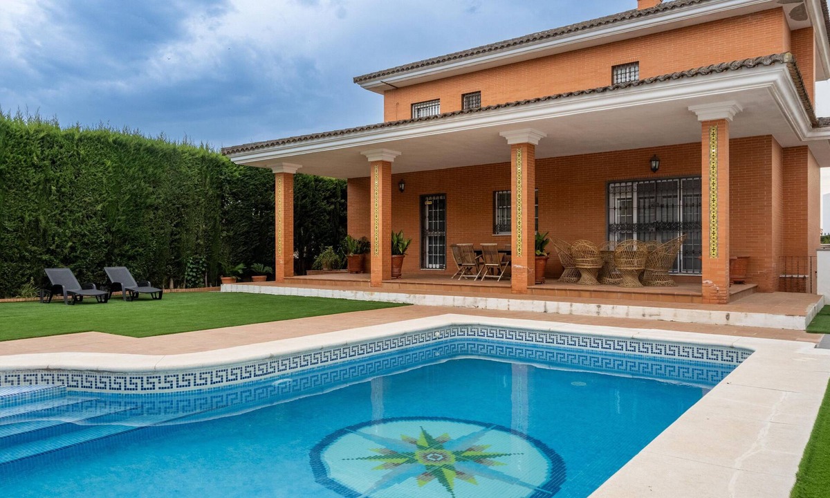 Bormujos Villa | Villa 'Candeleria Sol y Piscina' with Private Pool, Wi-Fi and Air Conditioning