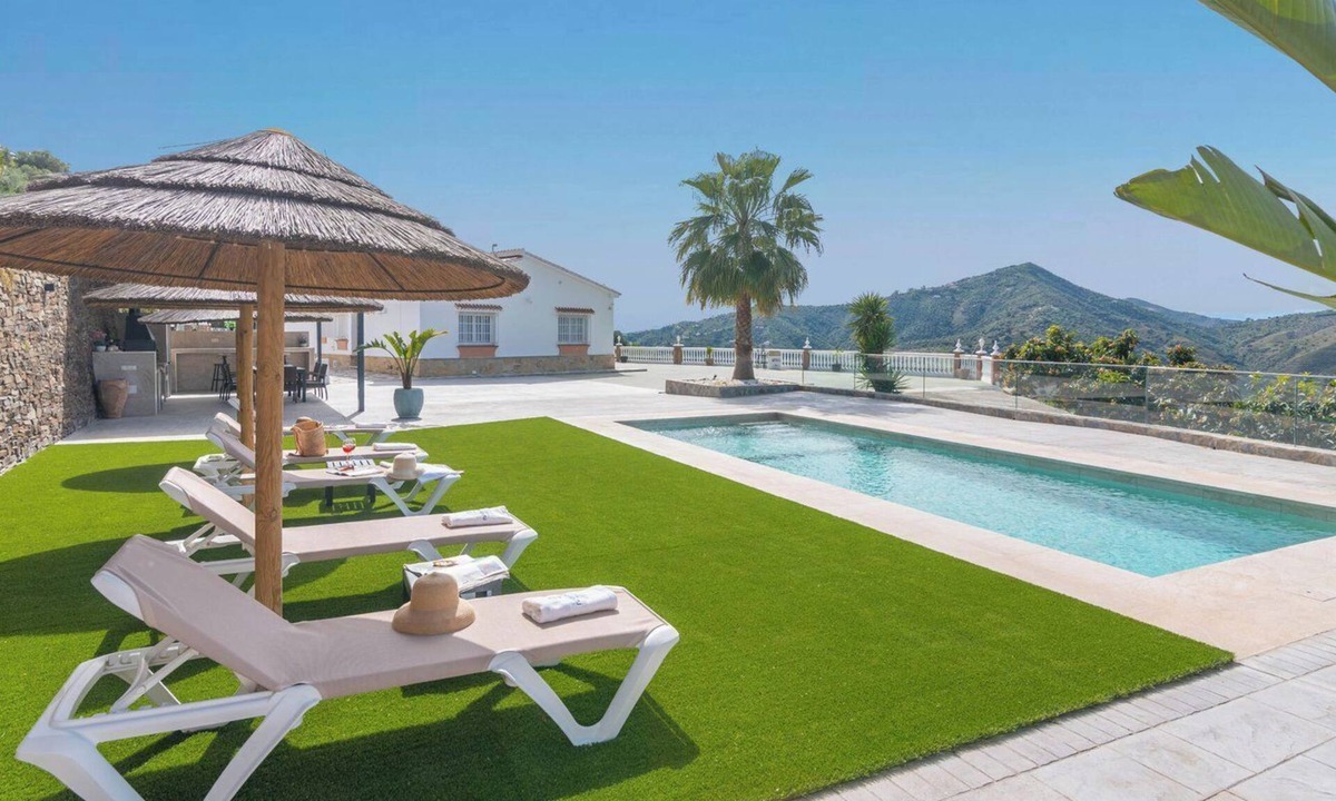 Sayalonga Villa | Villa Charo Sayalonga by Ruralidays
