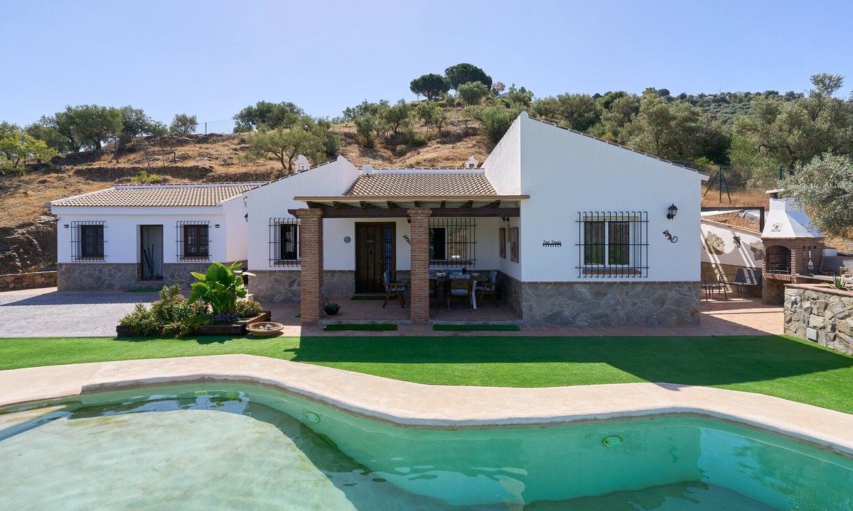 Rio Velez Villa | Villa 'El Rincón de Esther' with Sea Views, Wi-Fi, and Air Conditioning