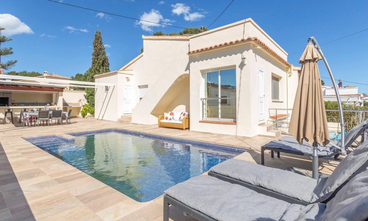 Urbanitzacio la Fustera Villa | Villa Golondrina by Costa CarpeDiem