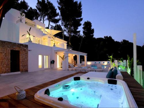 Sant Josep de sa Talaia Villa | Villa in Ibiza with Sea Views and Jacuzzi