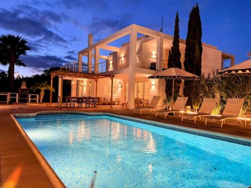 Sant Josep de sa Talaia Villa | Villa in Playa den Bossa, 5 min SupermarketBBQ