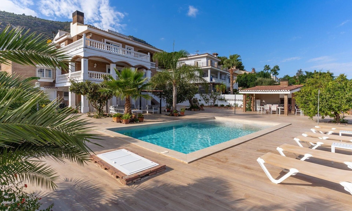 Alhaurin de la Torre Villa | 'Villa Isabella' with Mountain Views, Wi-Fi and Air Conditioning
