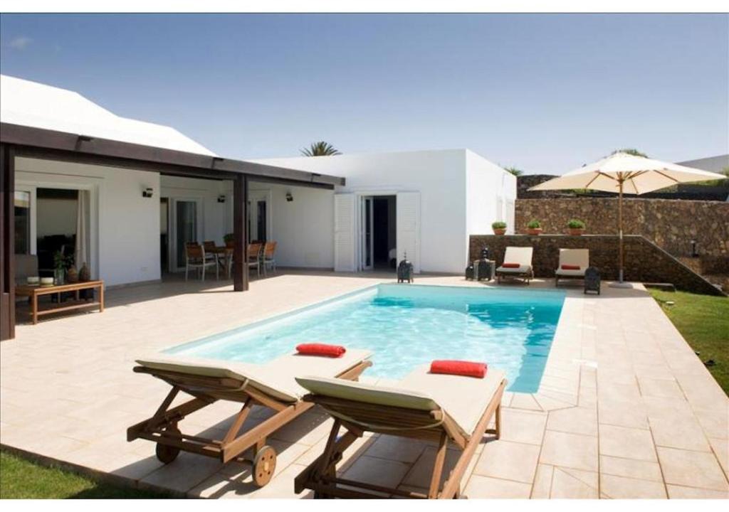 Los Mojones Villa | Villa Janubio - A beautiful 4 bedroom Villa - A Short Walk To Puerto Del Carmen