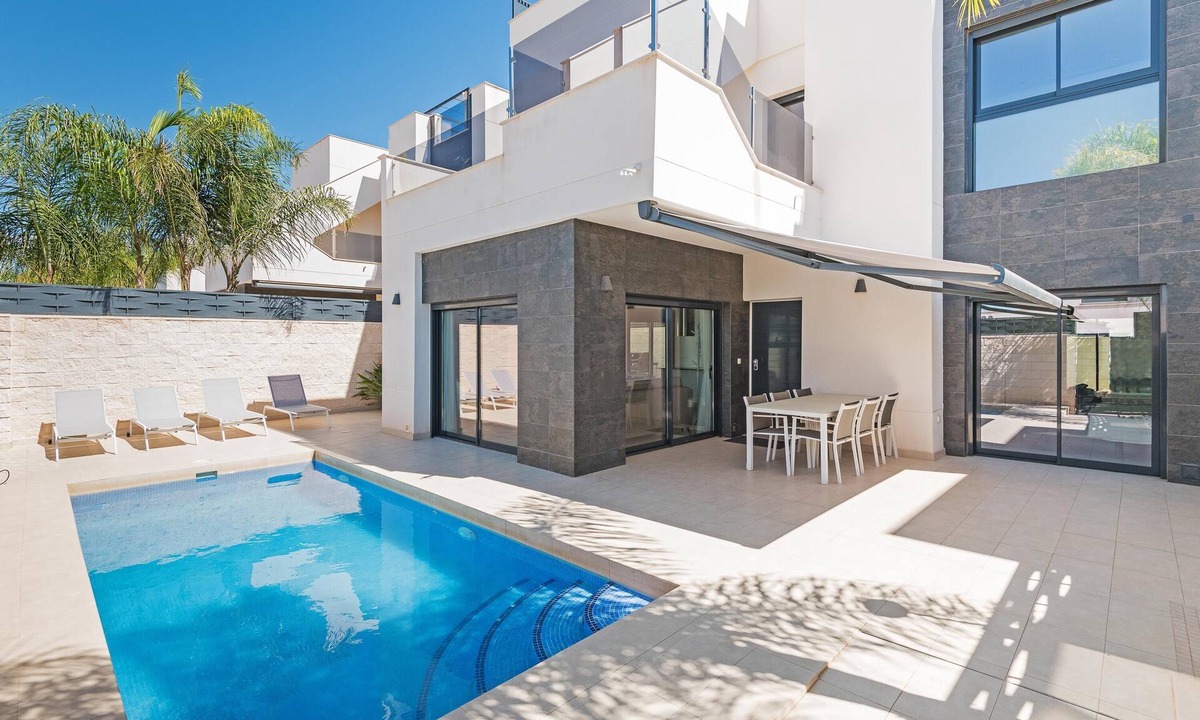 Rojales Villa | Villa 'Luxury Three Bedroom' with Pool, Terrace, Air Conditioning & Wi-Fi