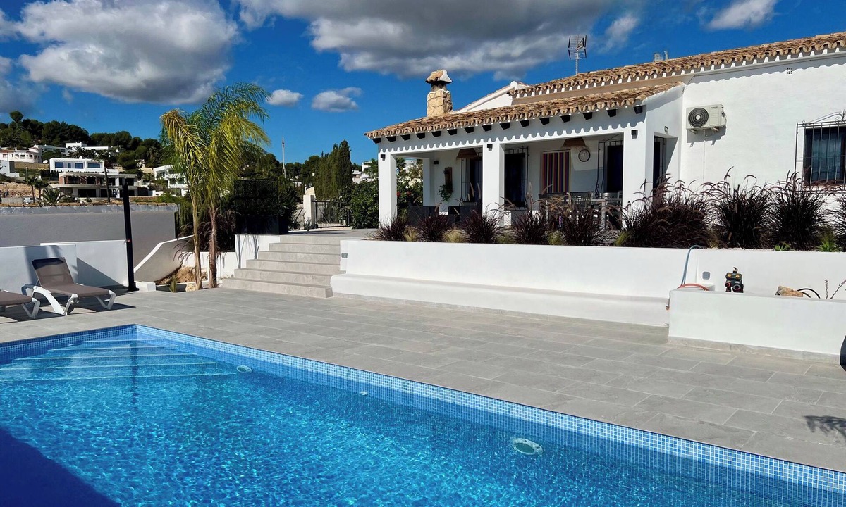 El Tesoro Ski Chalet | Villa Mariposa : 3 bedrooms : Open views : Open views