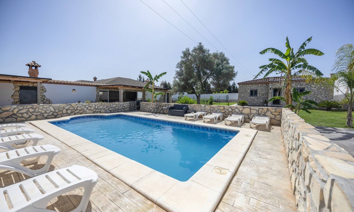 Barbate Villa | Villa 'Mi Pequeña Alba' with Private Pool, Wi-Fi, Air Conditioning and 2 BBQs
