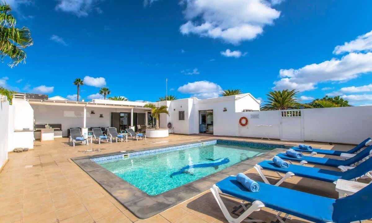 Playa Blanca Villa | Villa Michelle | Town & Pool by Villas Now