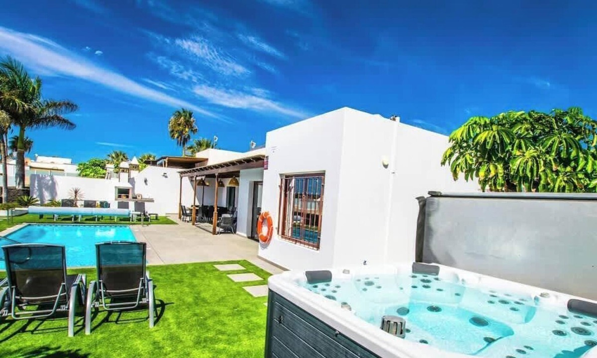 Playa Blanca Villa | Villa Noches de Luna - Elegant Escape by Villas Now
