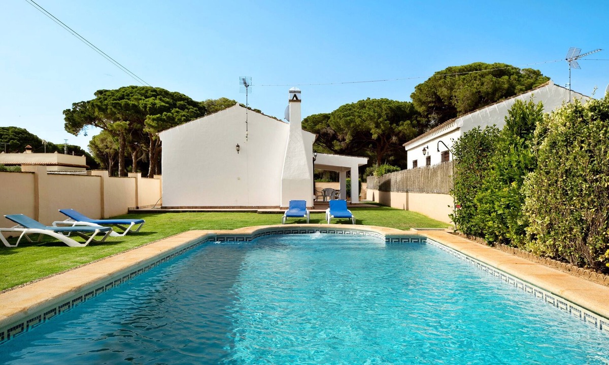 Conil de la Frontera Villa | Villa Perez Zara 2 with Pool, Garden & Wi-Fi