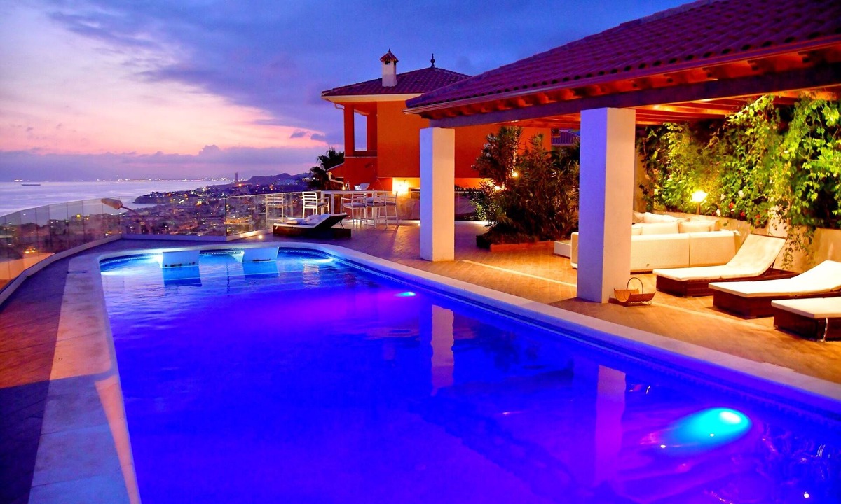 Torre de Benagalbon Villa | Villa Rincon del Mar, Heated Pool, 180° Panoramic Sea View, Walk to Beach, Fiber