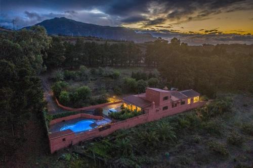 Galdar Villa | Villa Rural EL Poleo D&R con Piscina Climatizada Privada y Solárium