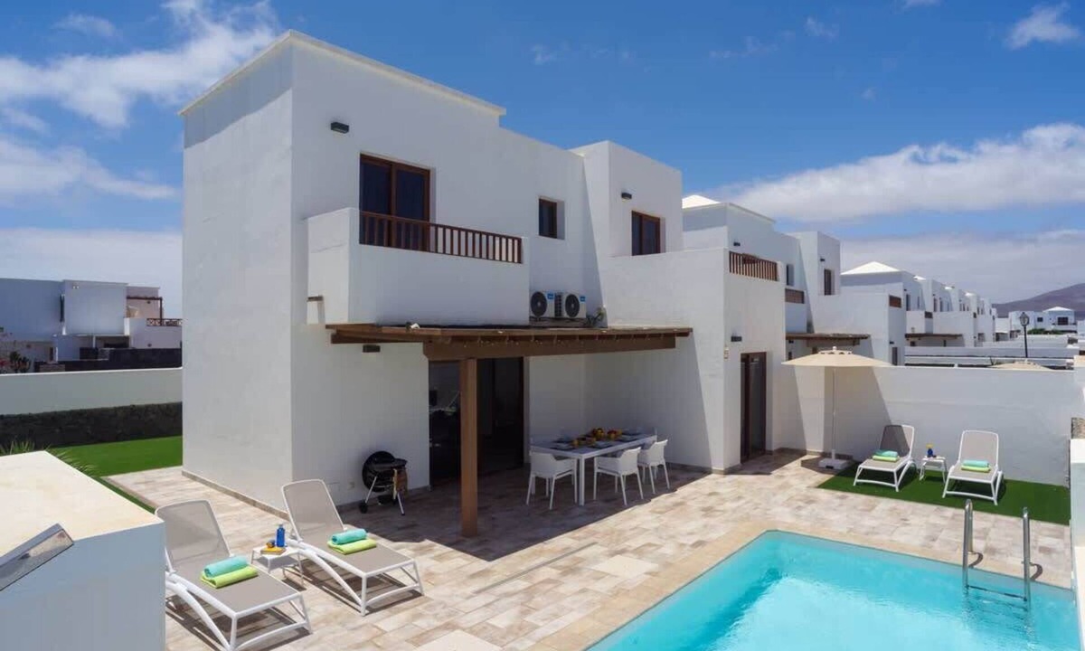 Playa Blanca Villa | Villa Sofia | Relax & Unwind by Villas Now