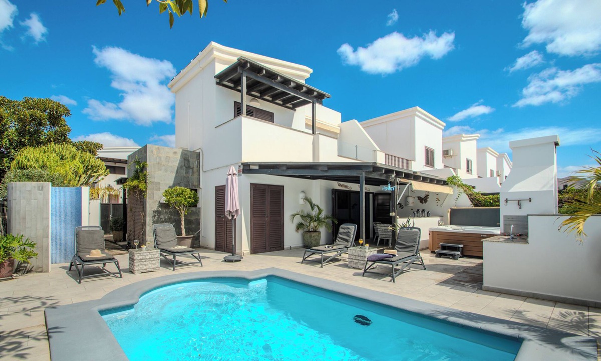 Playa Blanca Villa | Villa Solsidan with Pool, Jacuzzi, high speed internet,15 minutes from Marina