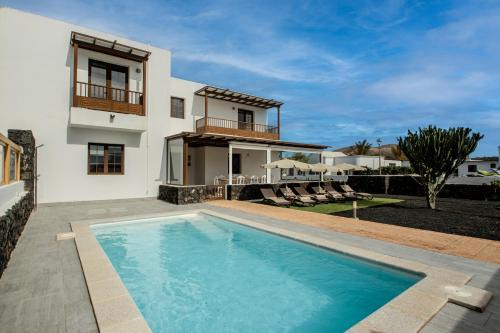 Tinajo House | Villa Tabaiba by Villalize