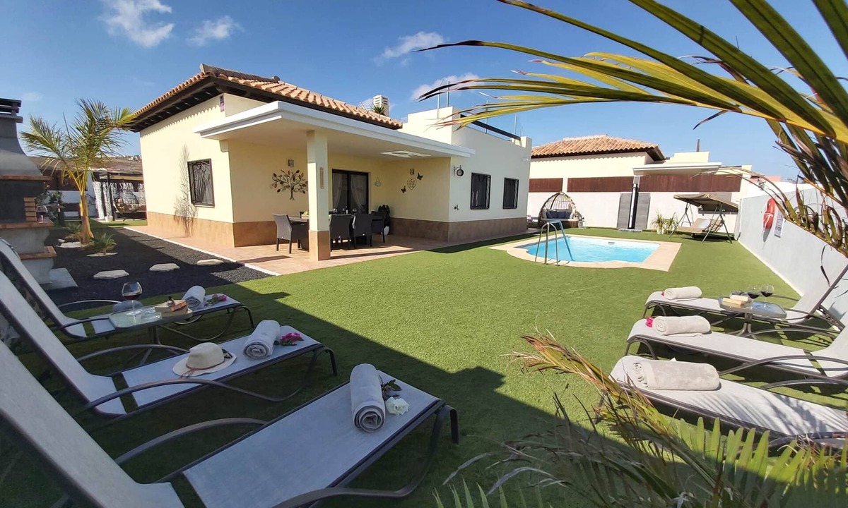 Castillo Caleta de Fuste Ski Chalet | Villa Thais with private heated pool in Caleta de Fuste.