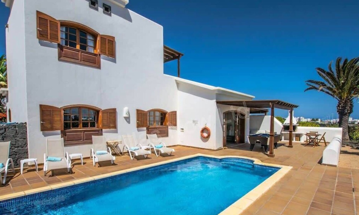 Montana Roja Villa | Villa Valentina - Faro Park by Villas Now