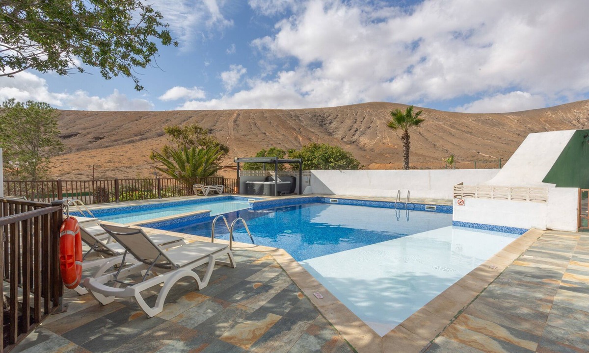 Tetir Villa | Villa “Vivienda Vacacional Sara” with Mountain View, Terrace, Pool & Basketball Court