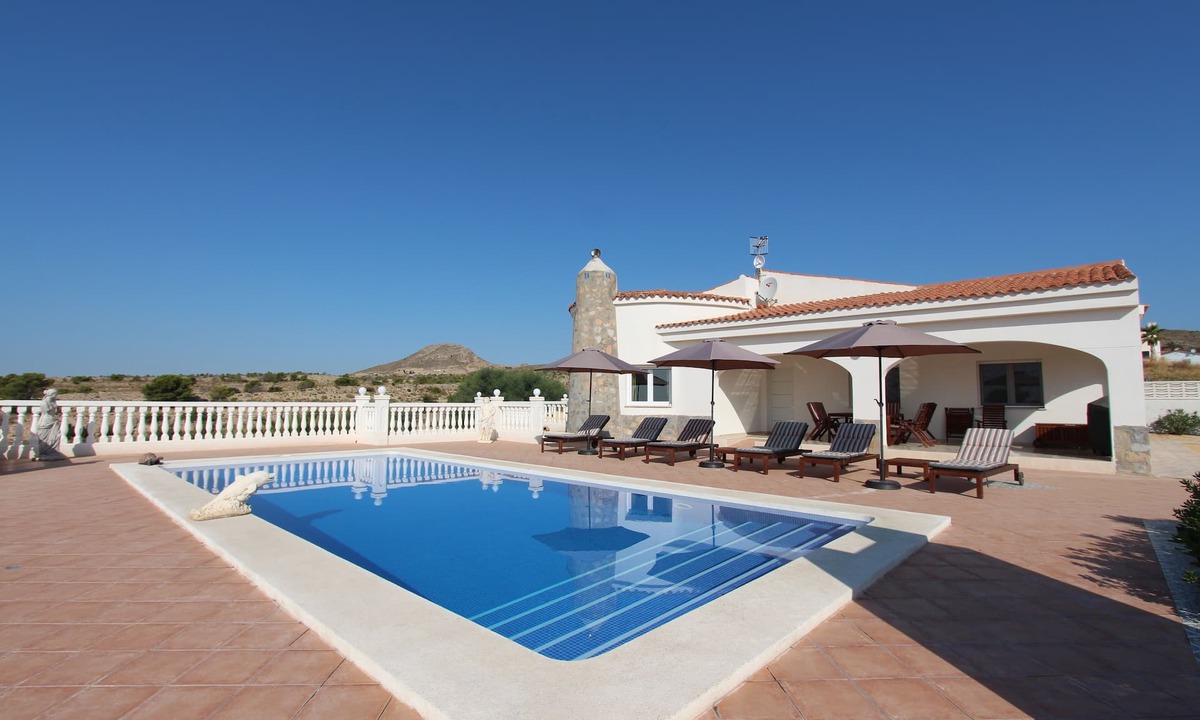 Mutxamel House | Villa with a large private swimming pool and panoramic coast views!